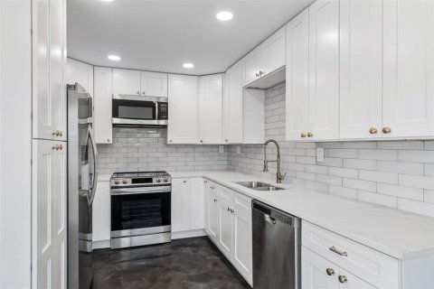 Casa en venta en Saint Petersburg, Florida, 4 dormitorios, 183.76 m2 № 2220792 - foto 3