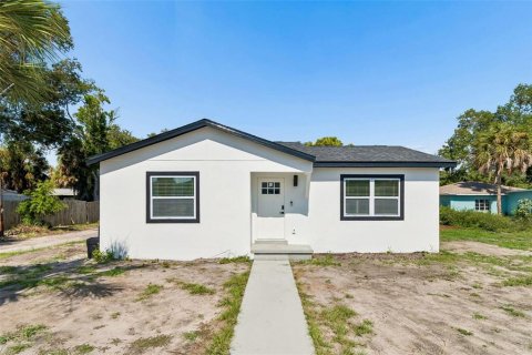 House in Saint Petersburg, Florida 4 bedrooms, 183.76 sq.m. № 2220792