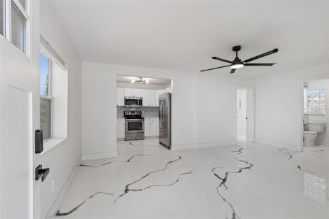 Casa en venta en Saint Petersburg, Florida, 4 dormitorios, 183.76 m2 № 2220792 - foto 4