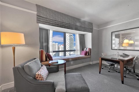 Condo in Miami, Florida  № 2022604 - photo 2