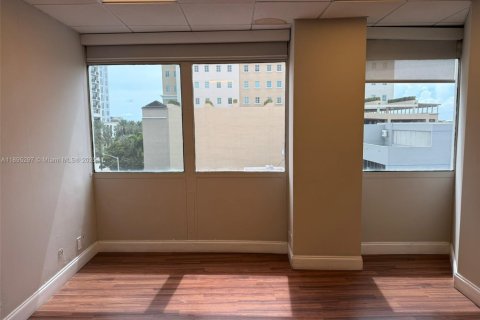 Commercial property in Coral Gables, Florida № 2158440 - photo 6