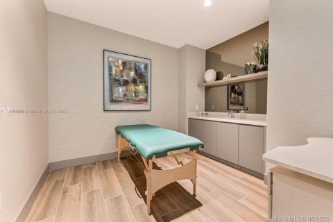 Condo in Doral, Florida, 1 bedroom  № 2012771 - photo 12