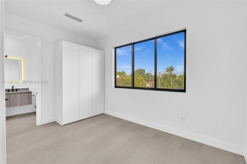 Townhouse in Miami, Florida 4 bedrooms, 248.14 sq.m. № 1994093 - photo 28