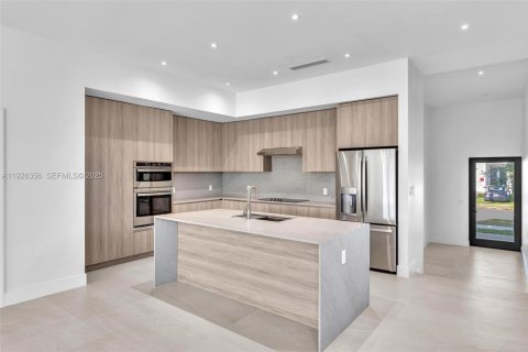 Townhouse in Miami, Florida 4 bedrooms, 248.14 sq.m. № 1994093 - photo 9