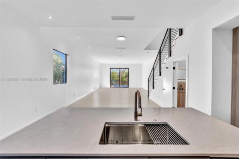 Townhouse in Miami, Florida 4 bedrooms, 248.14 sq.m. № 1994093 - photo 14