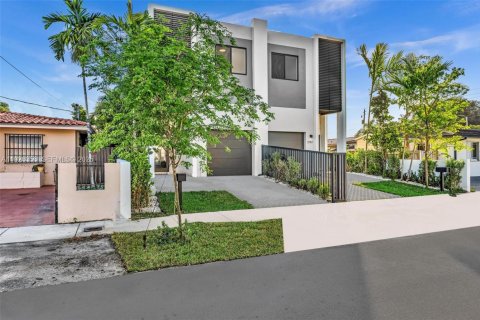 Townhouse in Miami, Florida 4 bedrooms, 248.14 sq.m. № 1994093 - photo 2