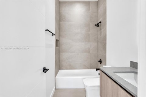 Townhouse in Miami, Florida 4 bedrooms, 248.14 sq.m. № 1994093 - photo 26