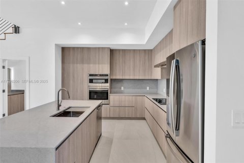 Townhouse in Miami, Florida 4 bedrooms, 248.14 sq.m. № 1994093 - photo 8