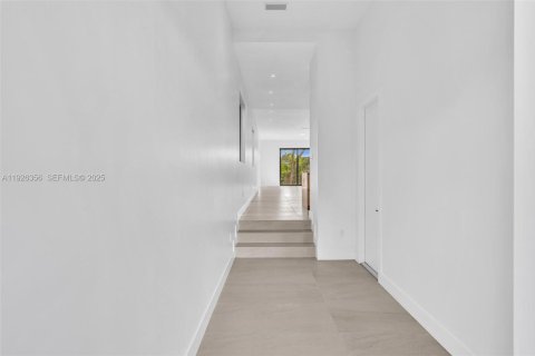 Townhouse in Miami, Florida 4 bedrooms, 248.14 sq.m. № 1994093 - photo 5