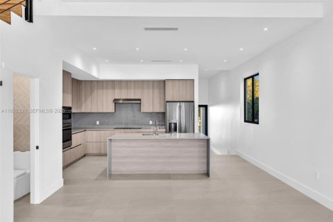 Townhouse in Miami, Florida 4 bedrooms, 248.14 sq.m. № 1994093 - photo 12