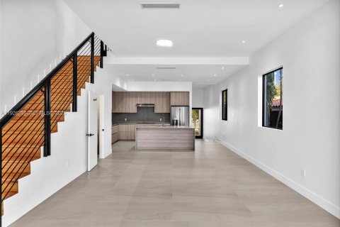 Townhouse in Miami, Florida 4 bedrooms, 248.14 sq.m. № 1994093 - photo 17