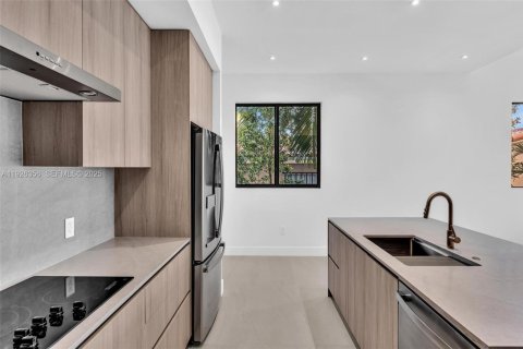 Townhouse in Miami, Florida 4 bedrooms, 248.14 sq.m. № 1994093 - photo 11