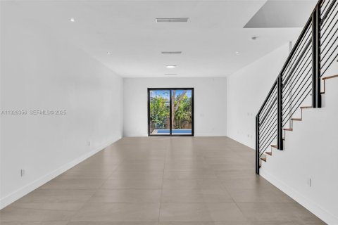 Townhouse in Miami, Florida 4 bedrooms, 248.14 sq.m. № 1994093 - photo 19