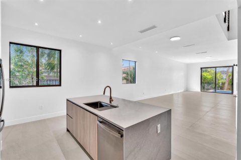 Townhouse in Miami, Florida 4 bedrooms, 248.14 sq.m. № 1994093 - photo 13