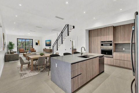 Townhouse in Miami, Florida 4 bedrooms, 248.14 sq.m. № 1994093 - photo 7