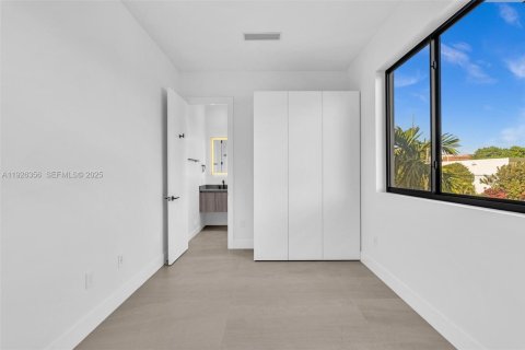 Townhouse in Miami, Florida 4 bedrooms, 248.14 sq.m. № 1994093 - photo 29