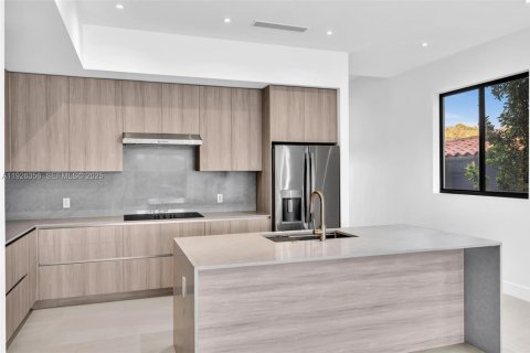 Townhouse in Miami, Florida 4 bedrooms, 248.14 sq.m. № 1994093 - photo 10