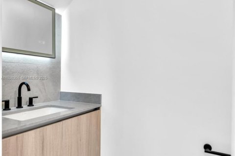 Townhouse in Miami, Florida 4 bedrooms, 248.14 sq.m. № 1994093 - photo 22