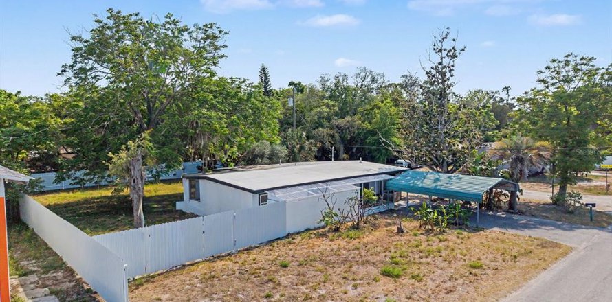 House in Hudson, Florida 3 bedrooms, 132.57 sq.m. № 2166838