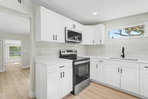 House in Hudson, Florida 3 bedrooms, 132.57 sq.m. № 2166838 - photo 14