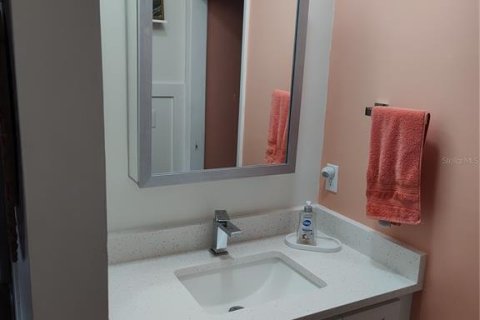 Condo in Zephyrhills, Florida, 2 bedrooms  № 2396283 - photo 11