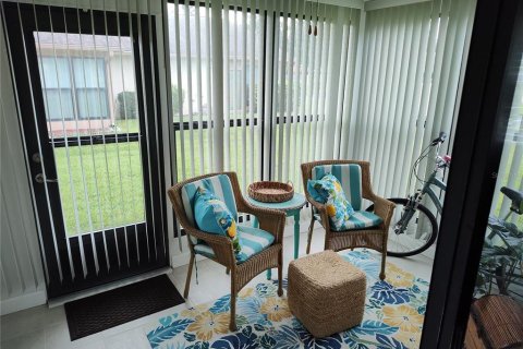 Condo in Zephyrhills, Florida, 2 bedrooms  № 2396283 - photo 14