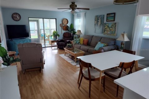 Condo in Zephyrhills, Florida, 2 bedrooms  № 2396283 - photo 4
