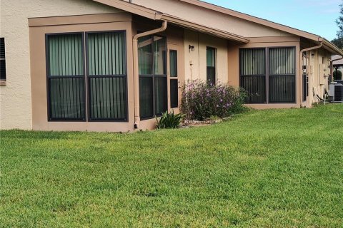 Condo in Zephyrhills, Florida, 2 bedrooms  № 2396283 - photo 10