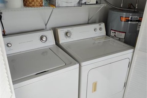 Condo in Zephyrhills, Florida, 2 bedrooms  № 2396283 - photo 16