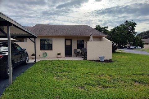 Condo in Zephyrhills, Florida, 2 bedrooms  № 2396283 - photo 9