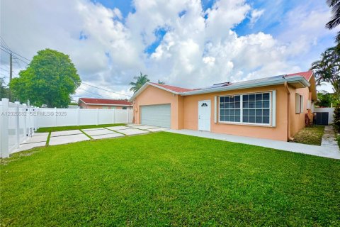 House in Dania Beach, Florida 3 bedrooms, 162.3 sq.m. № 2083986 - photo 4