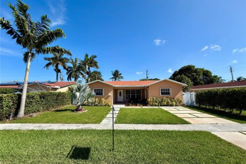 House in Dania Beach, Florida 3 bedrooms, 162.3 sq.m. № 2083986 - photo 7