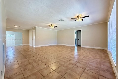 House in Dania Beach, Florida 3 bedrooms, 162.3 sq.m. № 2083986 - photo 11