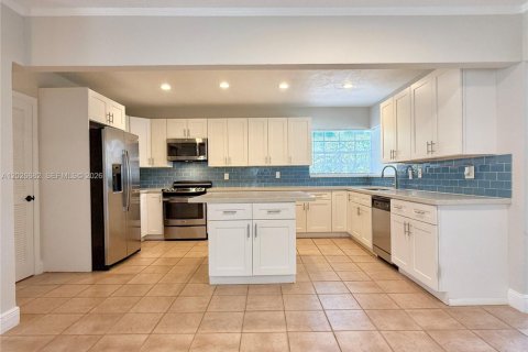 House in Dania Beach, Florida 3 bedrooms, 162.3 sq.m. № 2083986 - photo 17