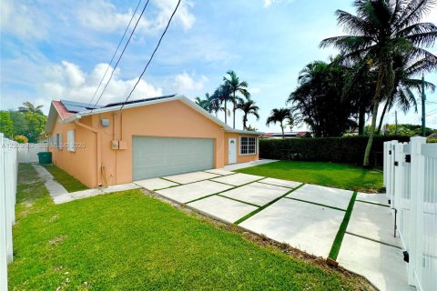 House in Dania Beach, Florida 3 bedrooms, 162.3 sq.m. № 2083986 - photo 3