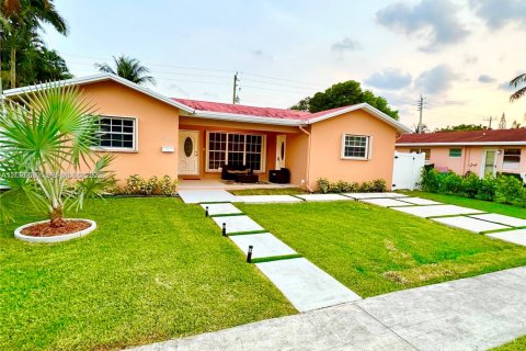 House in Dania Beach, Florida 3 bedrooms, 162.3 sq.m. № 2083986 - photo 6