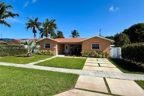 House in Dania Beach, Florida 3 bedrooms, 162.3 sq.m. № 2083986 - photo 8