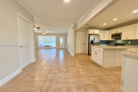 House in Dania Beach, Florida 3 bedrooms, 162.3 sq.m. № 2083986 - photo 22