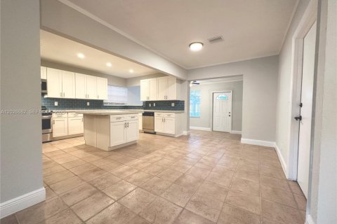 House in Dania Beach, Florida 3 bedrooms, 162.3 sq.m. № 2083986 - photo 15
