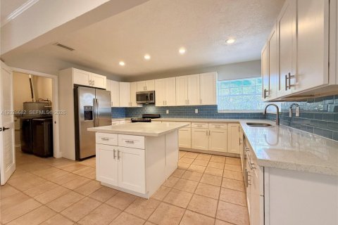 House in Dania Beach, Florida 3 bedrooms, 162.3 sq.m. № 2083986 - photo 18