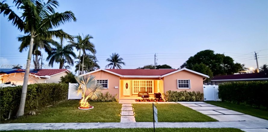 House in Dania Beach, Florida 3 bedrooms, 162.3 sq.m. № 2083986
