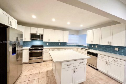 House in Dania Beach, Florida 3 bedrooms, 162.3 sq.m. № 2083986 - photo 16