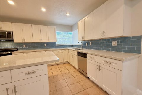 House in Dania Beach, Florida 3 bedrooms, 162.3 sq.m. № 2083986 - photo 21