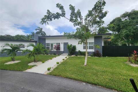 House in Miami, Florida 4 bedrooms, 179.21 sq.m. № 1727953 - photo 4