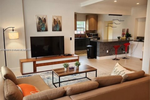 House in Miami, Florida 4 bedrooms, 179.21 sq.m. № 1727953 - photo 14