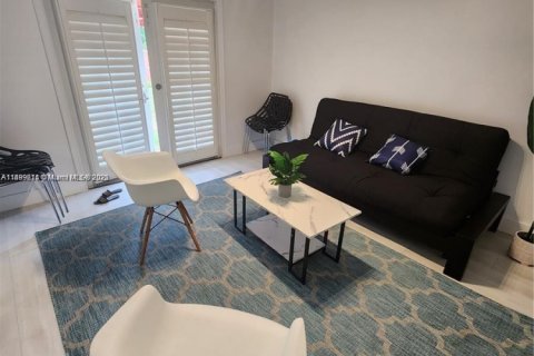 House in Miami, Florida 4 bedrooms, 179.21 sq.m. № 1727953 - photo 24