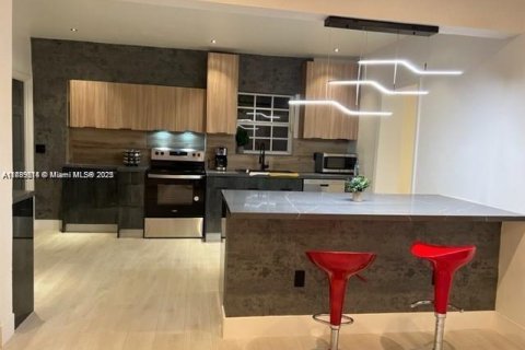 House in Miami, Florida 4 bedrooms, 179.21 sq.m. № 1727953 - photo 5