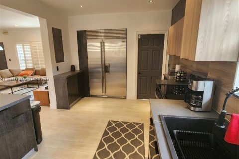 House in Miami, Florida 4 bedrooms, 179.21 sq.m. № 1727953 - photo 8