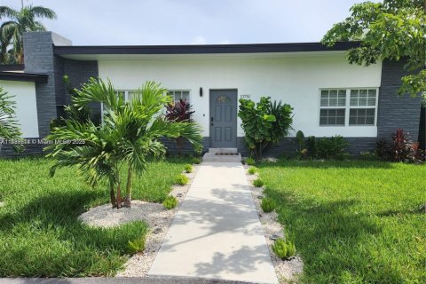 House in Miami, Florida 4 bedrooms, 179.21 sq.m. № 1727953 - photo 1
