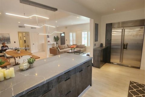 House in Miami, Florida 4 bedrooms, 179.21 sq.m. № 1727953 - photo 7